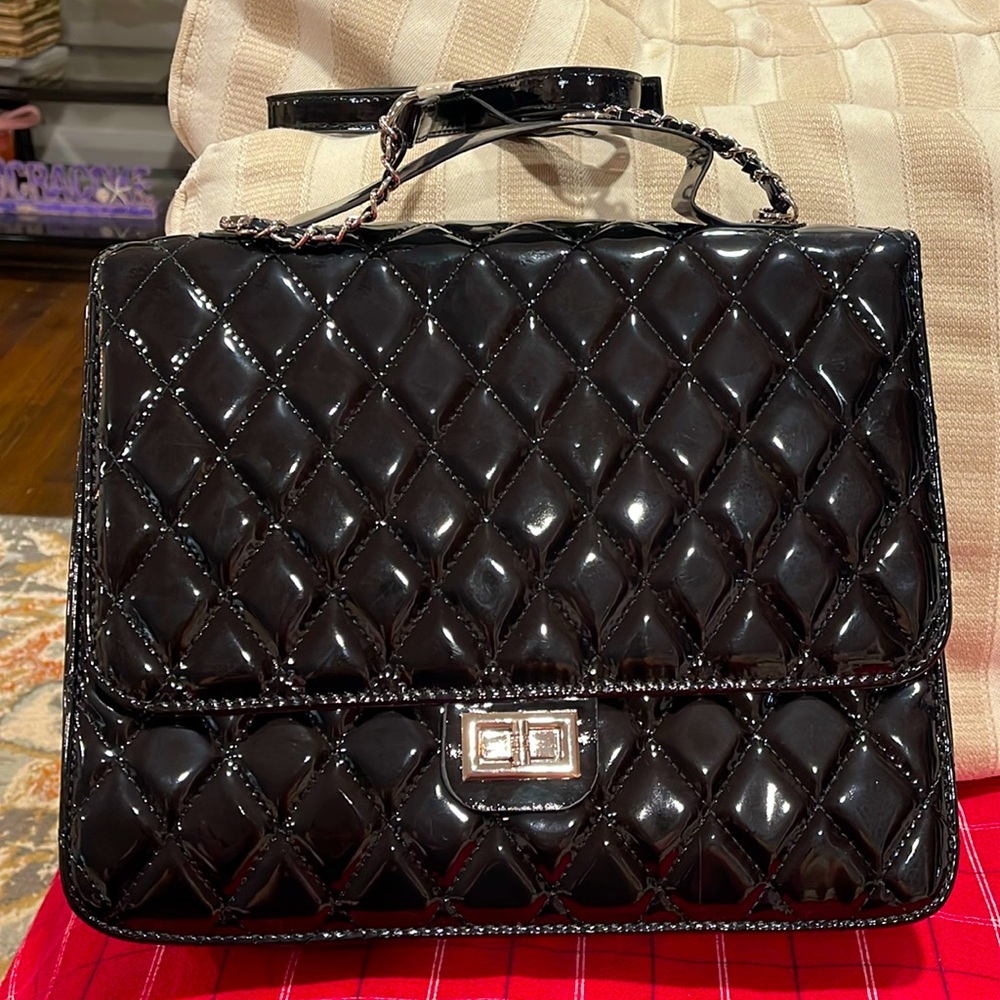 Brand new without tag pu patent materiall square design back pack.